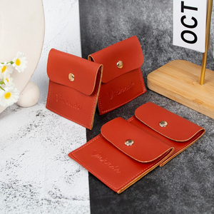 Pochettes de rangement pour bijoux miniatures en cuir PU orange 8x8cm, uniques et abordables, avec bouton pression doré, logo en relief, portables - Product Image 2