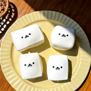 Lindo Mini Juguete Sensorial Antiestrés de TPR en Forma de Cubo de Tofu, Súper Suave, para Niños y Adultos, Juguete de Bolsillo - Product Image 1