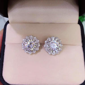 E1340 Orecchini in oro bianco con diamanti, taglio rotondo brillante, gioielli classici naturali da donna - Product Image 5