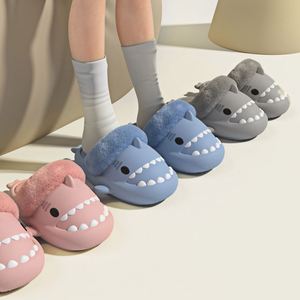 Chaussons d'hiver pour enfants et filles, design original, super confortables, avec intérieur en peluche amovible, forme de requin, plateforme. - Product Image 1