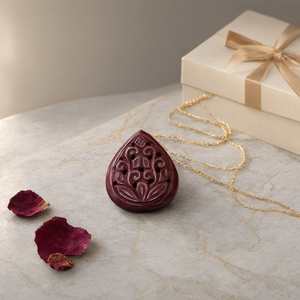 Piedra Tallada con Motivos Florales de Rubí para Colgante - Fortalece las Relaciones y Promueve la Estabilidad - Colgante de Piedra Preciosa - Regalo de Cumpleaños - Product Image 3