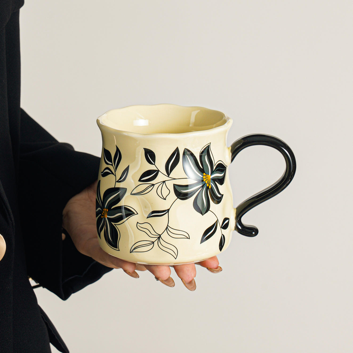 Copa de vientre grande antigua media-samba de oro negro