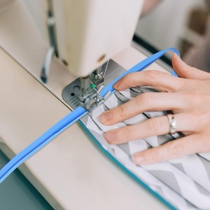 เทปผ้าทวิลลายทางคุณภาพสูงจากโรงงานโดยตรง ขนาด 12 มม. <span class=keywords><strong>1</strong></span>/2 นิ้ว แบบพับเดี่ยว 100% โพลีเอสเตอร์ 10 สี แต่ละสี 18 หลา สำหรับเย็บขอบ - Product Image 4