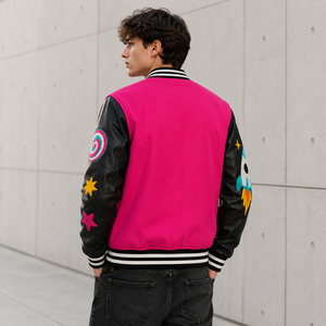 <span class=keywords><strong>Giacca</strong></span> Varsity Personalizzata da Uomo, <span class=keywords><strong>Fucsia</strong></span> e Nero, con Motivi Patchwork e Ricami Grafici, Stile Letterman in Tessuto Pesante Effetto Lana - Product Image 3