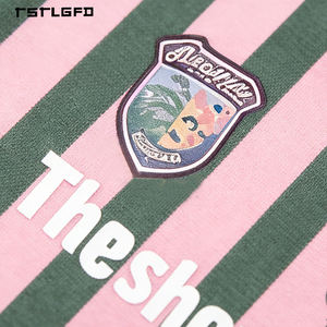 Maillot de football rayé rose et vert personnalisé, col en V, manches courtes, avec écussons tissés et logo sur la poitrine, coupe athlétique - Product Image 2