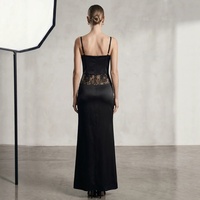 Robe longue noire sans manches à fines bretelles avec empiècements en dentelle, fente avant et découpes, coupe ajustée pour femme, idéale pour les soirées et les galas