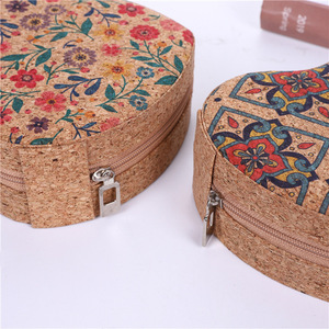 La nueva <span class=keywords><strong>caja</strong></span> portátil de almacenamiento para pendientes, anillos, collares y accesorios de viaje, de la popular marca Cork Jewelry, se suministra directamente por - Product Image 3