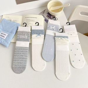 ถุงเท้าผู้หญิงทรงหลวมระดับกลางน่อง ระบายอากาศได้ดี แต่งโบว์ สไตล์บัลเลต์สำหรับฤดูใบไม้ผลิ สีเทา น้ำเงิน ขาว ลายหัวใจ ทำจากเส้นใยโพลีเอสเตอร์ - Product Image 1