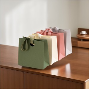 Элитные изысканные бумажные пакеты <span class=keywords><strong>M</strong></span>-образной формы с флексопечатью, квадратные подарочные пакеты для ювелирных изделий с вырубными ручками - Product Image 2