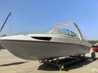 Bateau à moteur en fibre de verre blanc et noir avec garde-corps, espace intérieur personnalisable, yacht sportif de luxe pour 8 personnes avec certificat CE