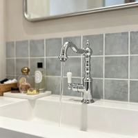 Meuble-lavabo flottant américain sur mesure, texture bois blanc, avec miroir mural et lampe pour maison résidentielle