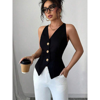 Gilet court ajusté pour femme à col licou et décolleté en V, avec boutons métalliques, sans manches, qui flattere la silhouette, idéal pour les soirées et le bureau