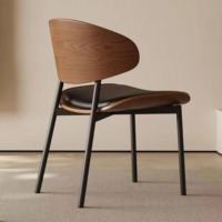 Chaise de salle à manger moderne de style nordique, luxe léger, avec coussin en cuir, dossier incurvé, structure en bois et pieds en métal, pour hôtel et usage domestique