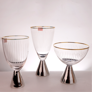 Copas de champán modernas, juego de 3, de vidrio soplado a mano con borde dorado, base de acero inoxidable, diseño sin plomo - Product Image 1