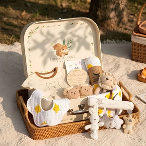 Coffret Cadeau Naissance Nouveau-né : Barboteuse en Coton, Couverture d'emmaillotage, Bavoir, Boîte de Rangement, Hochet Lion en Bois, Anneau de Dentition, Jouet en Peluche - Product Image 1