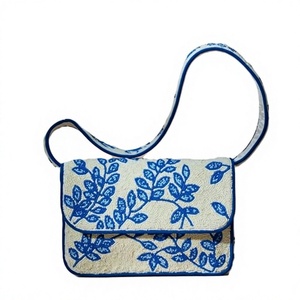 Sac à bandoulière en crochet fait main, motif floral bleu et blanc crème, sac à rabat décontracté - Product Image 1