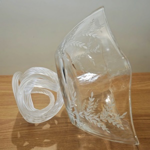 Bol en verre transparent sur pied avec motif de feuilles gravé et base torsadée - Product Image 5