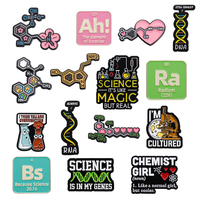 Broche créative en alliage émaillé de laboratoire, motif géométrique d'éléments chimiques, style dessin animé, pour étudiants, décoration scientifique, personnalité