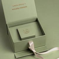 Boîte à bijoux en papier spécial sur mesure en petite série, avec revêtement UV, gaufrage et doublure en éponge – Cadeau haut de gamme recyclable et réutilisable