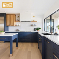 Armoires de cuisine bleu marine avec quincaillerie dorée, plan de travail en marbre blanc, style shaker moderne et luxueux, armoires de cuisine modulaires