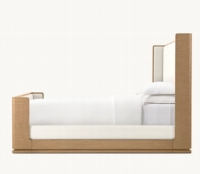 Lit plateforme traditionnel RH LIGNE Double Queen/King avec tête de lit en tissu blanc éclatant et cadre en chêne massif chaud