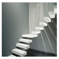 Escalier flottant à conception ouverte, marches en chêne blanc, garde-corps en verre ultra-transparent, escaliers à fixation invisible