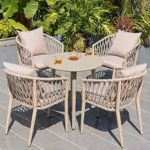 籐製の椅子高級屋外テーブルと椅子パティオガーデンプラスチック製木製テーブルシンプルなレジャーバルコニー家具
