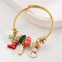 Gelang pesona baja tahan karat bertema Natal keluarga Pan yang modis, dengan liontin berlian yang menampilkan pohon Natal dan topi Santa