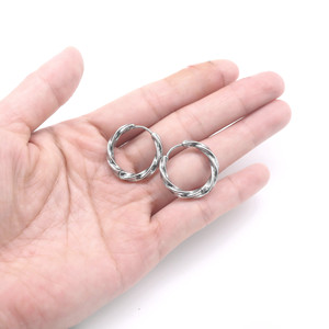 Yunnique Pendientes de aro retorcidos minimalistas de acero y titanio plateado, diseño geométrico redondo para mujer - Product Image 4