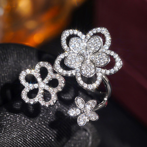 Anello Aperto a Tre Fiori per Donne, Gioiello Elegante e Scintillante per le Dita - Product Image 1