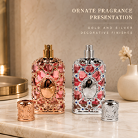 Flacon de parfum décoratif orné avec finition en treillis doré et argenté, accents de bijoux colorés et capuchon assorti