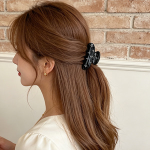 Pinza de Pelo de Acrílico de Lujo Lumiara con Flores - Horquilla Minimalista con Incrustaciones de Diamantes de Imitación, Elegante Accesorio Floral para el Cabello de Uso Diario - Product Image 4