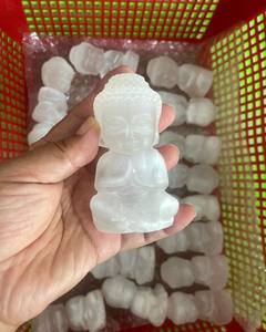 Vente en gros de sculptures de Bouddha en sélénite, cristal naturel de guérison, prix d'usine, gravure pour la décoration intérieure, thème bouddhiste pour Halloween - Product Image 6