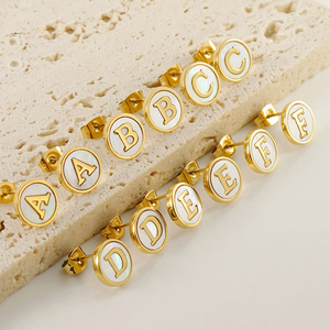 Bijoux personnalisés en acier inoxydable 26 alphabet anglais <span class=keywords><strong>lettre</strong></span> boucles d'oreilles initiale ronde <span class=keywords><strong>nacre</strong></span> coquille de <span class=keywords><strong>nacre</strong></span> boucles d'oreilles - Product Image 2