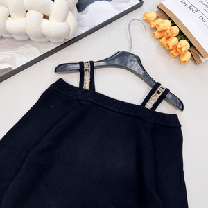 Blusa corta de punto negra para mujer con hombros descubiertos, detalle de cadena y manga larga - Product Image 4