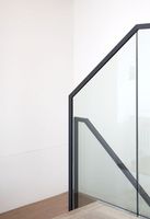 Balustrade en verre extrudé en aluminium sur mesure OEM/ODM, avec embouts carrés modernes pour balcon intérieur/extérieur et villa