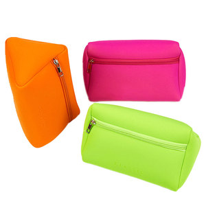 Sac de <span class=keywords><strong>maquillage</strong></span> de voyage en néoprène élégant avec logo personnalisé trousse de toilette <span class=keywords><strong>Triangle</strong></span> imperméable et durable pochette à cosmétiques - Product Image 5