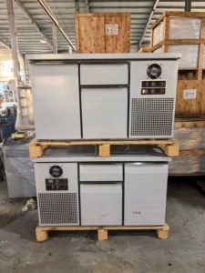 Table de préparation de cuisine ventilée en acier inoxydable avec 2, 3, <span class=keywords><strong>4</strong></span> ou 6 <span class=keywords><strong>tiroirs</strong></span>, <span class=keywords><strong>réfrigérateur</strong></span> sous comptoir à refroidissement par ventilateur et refroidisseur latéral - Product Image 6