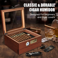 Humidor de bureau en bois de cèdre avec couvercle en verre, hygromètre frontal, humidificateur et tiroirs de rangement pour cigares. forêt