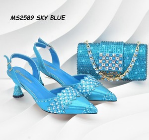 <span class=keywords><strong>Chaussures</strong></span> et sacs en pierres africaines brunes en solde dans la catégorie des escarpins pour femmes - Product Image 5