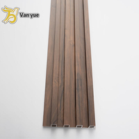 Revêtements muraux en PVC européens, panneaux à lamelles modernes, panneaux muraux en WPC cannelés pour villa, hôtel, panneaux muraux intérieurs imperméables et ignifuges