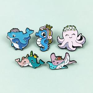 Spille in metallo all'ingrosso a tema cartoni animati, simpatiche spille smaltate con animali marini, adorabili spille a forma di delfino e medusa, distintivi souvenir con organismi marini - Product Image 2