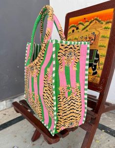 Sac fourre-tout matelassé en coton imprimé au bloc, fonctionnel pour le bureau, le marché, les sorties décontractées et les voyages, sac à bandoulière - Product Image 2