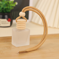 Diffuseur de parfum en verre ambré carré multicolore personnalisé avec bouchon à vis pour la voiture Bouteille de parfum de voiture suspendue