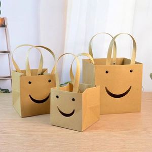 Nouveauté 2023 : Sac à fleurs portable avec visage souriant, 3 tailles, sac floral pliable carré en papier kraft pour boutique de cadeaux - Product Image 6