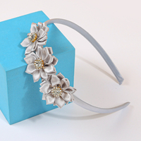 Boutique Unisex Triple Satin Plastic Elegant Flowers dengan 7 Mutiara Imitasi Warna Gading, Bando untuk Anak Perempuan, Balita, Remaja, dan Dewasa