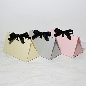 Uqinue Sac cadeau personnalisé en carton horizontal de premier ordre Petite boîte en papier pliable beige en <span class=keywords><strong>triangle</strong></span> avec abonnement personnalisé avec ruban - Product Image 1