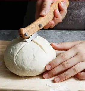 Lame <span class=keywords><strong>à</strong></span> <span class=keywords><strong>pain</strong></span> en acier inoxydable, couteau de marquage de la pâte avec couvercle de protection en cuir, Lame <span class=keywords><strong>à</strong></span> manche en bois avec 20 lames - Product Image 4