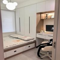 Lit plateforme tatami sur mesure de luxe à finition brillante avec tiroirs latéraux, lampe intégrée et base anti-humidité pour chambre principale