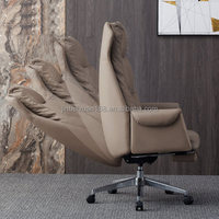 Chaise de bureau en cuir beige au design moderne avec dossier haut et repose-pieds ergonomique et réglable pour les lombaires